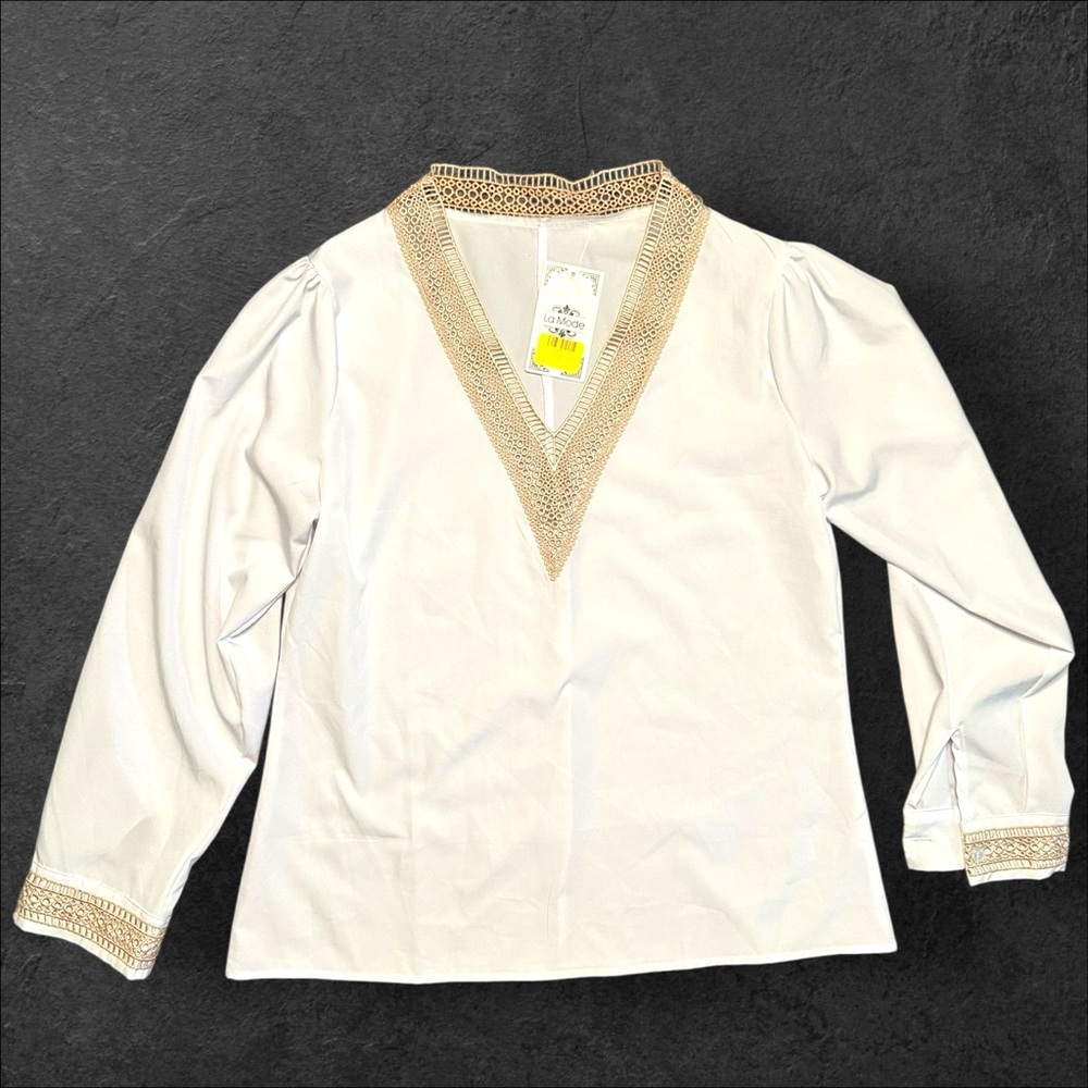 La Moda White Embroidered Blouse – Size Medium (New with Tag)